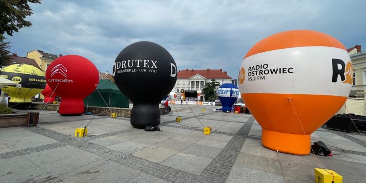 30.07.2022. Kielce. Rynek. Ostatnie przygotowania przed startem 79. Tour de Pologne / Fot. Wiktor Taszłow - Radio Kielce