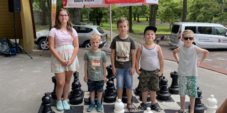 26.07.2022. Kielce. Park Miejski. Wakacyjna Szkoła Szachowa Radia Kielce / Fot. Rafał Szymczyk- Radio Kielce