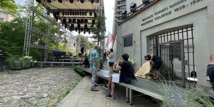 26.07.2022. Kielce. Ulica Zamkowa. Przygotowania do koncertu „Historia Szarego” / Fot. Wiktor Taszłow - Radio Kielce