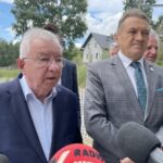 12.08.2022. Hucisko. Otwarcie odcinka drogi powiatowej. Na zdjęciu (od lewej): Krzysztof Lipiec - pełnomocnik kieleckiego okręgu Prawa i Sprawiedliwości i Mirosław Gębski - starosta kielecki / Fot. Paulina Michta - Radio Kielce