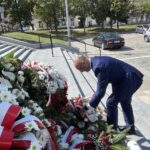 15.08.2022. Kielce. Wiceminister Piotr Wawrzyk składa kwiaty pod pomnikiem Marszałka Józefa Piłsudskiego. Na zdjęciu: Piotr Wawrzyk - wiceminister spraw zagranicznych / Fot. Michał Kita - Radio Kielce