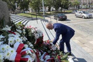 15.08.2022. Kielce. Wiceminister Piotr Wawrzyk składa kwiaty pod pomnikiem Marszałka Józefa Piłsudskiego. Na zdjęciu: Piotr Wawrzyk - wiceminister spraw zagranicznych / Fot. Michał Kita - Radio Kielce