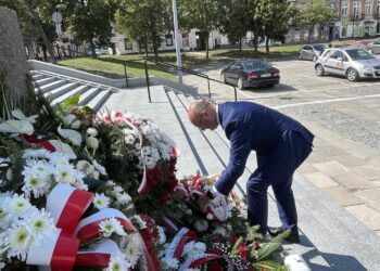 15.08.2022. Kielce. Wiceminister Piotr Wawrzyk składa kwiaty pod pomnikiem Marszałka Józefa Piłsudskiego. Na zdjęciu: Piotr Wawrzyk - wiceminister spraw zagranicznych / Fot. Michał Kita - Radio Kielce