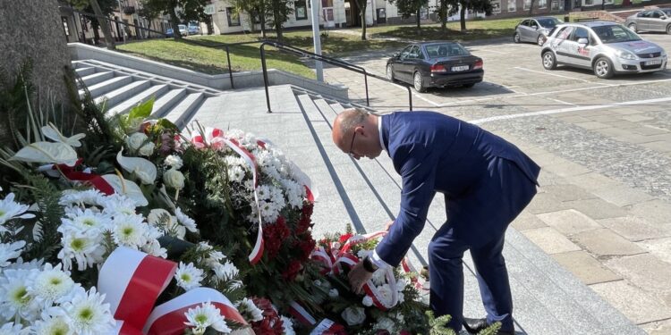 15.08.2022. Kielce. Wiceminister Piotr Wawrzyk składa kwiaty pod pomnikiem Marszałka Józefa Piłsudskiego. Na zdjęciu: Piotr Wawrzyk - wiceminister spraw zagranicznych / Fot. Michał Kita - Radio Kielce