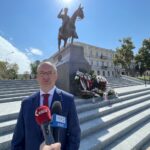 15.08.2022. Kielce. Wiceminister Piotr Wawrzyk składa kwiaty pod pomnikiem Marszałka Józefa Piłsudskiego. Na zdjęciu: Piotr Wawrzyk - wiceminister spraw zagranicznych / Fot. Michał Kita - Radio Kielce