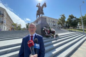 15.08.2022. Kielce. Wiceminister Piotr Wawrzyk składa kwiaty pod pomnikiem Marszałka Józefa Piłsudskiego. Na zdjęciu: Piotr Wawrzyk - wiceminister spraw zagranicznych / Fot. Michał Kita - Radio Kielce