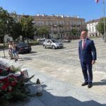 15.08.2022. Kielce. Wiceminister Piotr Wawrzyk składa kwiaty pod pomnikiem Marszałka Józefa Piłsudskiego. Na zdjęciu: Piotr Wawrzyk - wiceminister spraw zagranicznych / Fot. Michał Kita - Radio Kielce