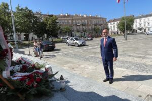 15.08.2022. Kielce. Wiceminister Piotr Wawrzyk składa kwiaty pod pomnikiem Marszałka Józefa Piłsudskiego. Na zdjęciu: Piotr Wawrzyk - wiceminister spraw zagranicznych / Fot. Michał Kita - Radio Kielce