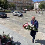 15.08.2022. Kielce. Wiceminister Piotr Wawrzyk składa kwiaty pod pomnikiem Marszałka Józefa Piłsudskiego. Na zdjęciu: Piotr Wawrzyk - wiceminister spraw zagranicznych / Fot. Michał Kita - Radio Kielce