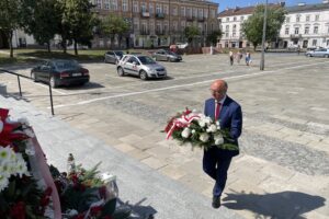 15.08.2022. Kielce. Wiceminister Piotr Wawrzyk składa kwiaty pod pomnikiem Marszałka Józefa Piłsudskiego. Na zdjęciu: Piotr Wawrzyk - wiceminister spraw zagranicznych / Fot. Michał Kita - Radio Kielce