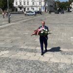 15.08.2022. Kielce. Wiceminister Piotr Wawrzyk składa kwiaty pod pomnikiem Marszałka Józefa Piłsudskiego. Na zdjęciu: Piotr Wawrzyk - wiceminister spraw zagranicznych / Fot. Michał Kita - Radio Kielce