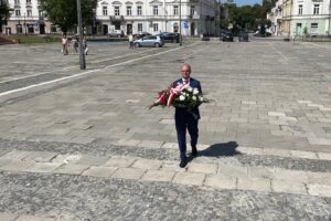 15.08.2022. Kielce. Wiceminister Piotr Wawrzyk składa kwiaty pod pomnikiem Marszałka Józefa Piłsudskiego. Na zdjęciu: Piotr Wawrzyk - wiceminister spraw zagranicznych / Fot. Michał Kita - Radio Kielce