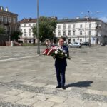 15.08.2022. Kielce. Wiceminister Piotr Wawrzyk składa kwiaty pod pomnikiem Marszałka Józefa Piłsudskiego. Na zdjęciu: Piotr Wawrzyk - wiceminister spraw zagranicznych / Fot. Michał Kita - Radio Kielce