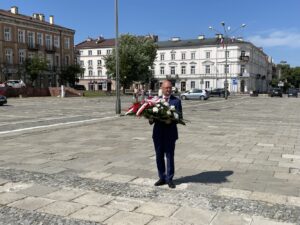 15.08.2022. Kielce. Wiceminister Piotr Wawrzyk składa kwiaty pod pomnikiem Marszałka Józefa Piłsudskiego. Na zdjęciu: Piotr Wawrzyk - wiceminister spraw zagranicznych / Fot. Michał Kita - Radio Kielce