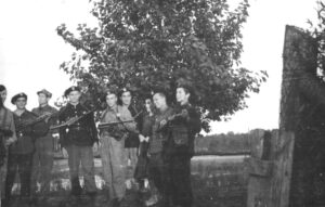 Żołnierze Szarego - 1944. Pierwszy od prawej najmłodszy Sergiusz Papliński ,,Kawka'' / Fot. archiwum prywatne Kuby Kowalskiego