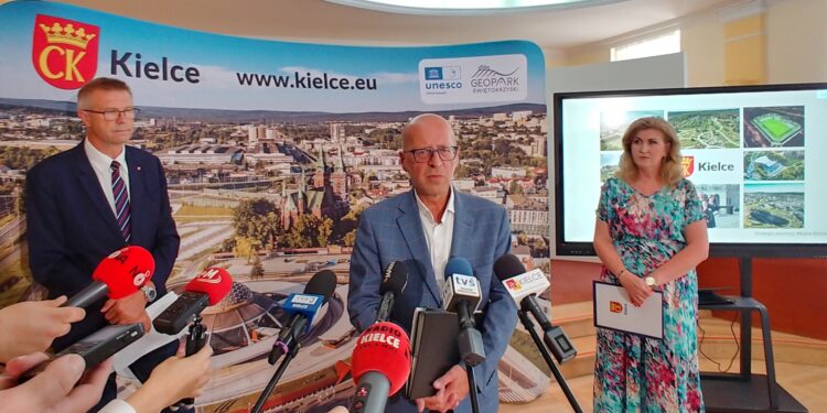 03.08.2022. Kielce. Prezentacja założeń strategii promocji miasta Kielce 2030+. Na zdjęciu (od lewej): Bogdan Wenta - prezydent Kielc, Dariusz Detka - dyrektor Wydziału Przedsiębiorczości i Komunikacji Społecznej UM Kielce, Iwona Sabat - kierownik biura promocji i współpracy z zagranicą w Wydziale Przedsiębiorczości i Komunikacji Społecznej UM Kielce / Fot. Marcin Marszałek - Radio Kielce