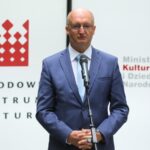 09.08.2022. Warszawa. Otwarcie wystawy plenerowej pt. „Biało-czerwono-biały” upamiętniającej drugą rocznicę sfałszowanych wyborów prezydenckich na Białorusi. Na zdjęciu: Piotr Wawrzyk - wiceminister spraw zagranicznych / Fot. PAP/Paweł Supernak