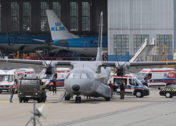 10.08.2022. Warszawa. Samolot transportowy Wojska Polskiego CASA C-295 z osobami poszkodowanymi w wypadku polskiego autokaru w Chorwacji na pokładzie wylądował w Warszawie na Okęciu / Fot. Paweł Supernak - PAP