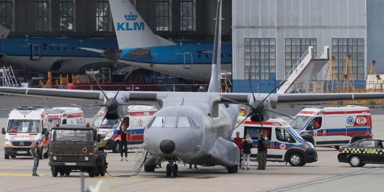 10.08.2022. Warszawa. Samolot transportowy Wojska Polskiego CASA C-295 z osobami poszkodowanymi w wypadku polskiego autokaru w Chorwacji na pokładzie wylądował w Warszawie na Okęciu / Fot. Paweł Supernak - PAP