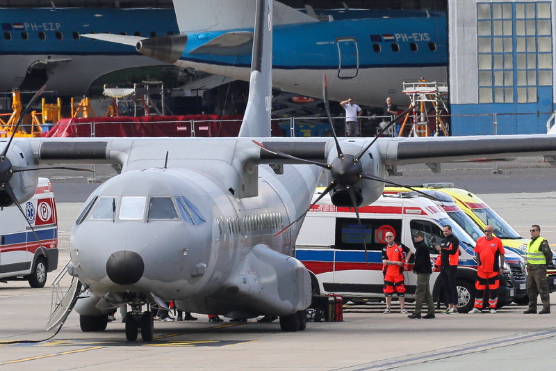 10.08.2022. Warszawa. Samolot transportowy Wojska Polskiego CASA C-295 z osobami poszkodowanymi w wypadku polskiego autokaru w Chorwacji na pokładzie w Warszawie na Okęciu. Ranni zostaną przewiezieni do szpitali na dalsze leczenie / Paweł Supernak - PAP