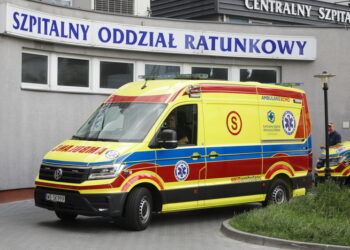 10.08.2022. Warszawa. Ambulans przed Centralnym Szpitalem Klinicznym MSWiA w Warszawie. Pierwsza grupa osób poszkodowanych w wypadku polskiego autokaru w Chorwacji przyleciała samolotem do Polski i została przewieziona do stołecznych szpitali / Fot. Albert Zawada - PAP