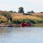 Cigacice (woj. lubuskie), 11.08.2022. Straż pożarna odławia śnięte ryby z Odry w okolicy wsi Cigacice. Pierwsze informacje o masowym śnięciu ryb w Odrze zaczęły pojawiać się pod koniec lipca i dotyczyły woj. dolnośląskiego. Wędkarze mówią o katastrofie ekologicznej, która przetrzebi pogłowie ryb w tej rzece na wiele lat / Fot. PAP - Lech Muszyński
