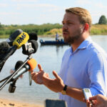 11.08.2022. Cigacice, woj. lubuskie. Sekretarz stanu w Ministerstwie Środowiska i Klimatu Jacek Ozdoba na konferencji prasowej dotyczącej zanieczyszczenia Odry / Fot. PAP - Lech Muszyński