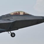 23.08.2022. Łask. Samolot F-22 Raptor prezentowany w siedzibie 32. Bazy Lotnictwa Taktycznego w Łasku / Fot. PAP/Grzegorz Michałowski