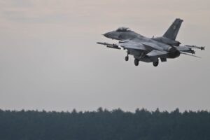 23.08.2022. Łask. Samolot F-22 Raptor prezentowany w siedzibie 32. Bazy Lotnictwa Taktycznego w Łasku / Fot. PAP/Grzegorz Michałowski