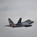 23.08.2022. Łask. Samolot F-22 Raptor prezentowany w siedzibie 32. Bazy Lotnictwa Taktycznego w Łasku / Fot. PAP/Grzegorz Michałowski