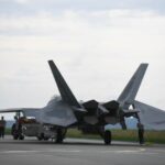 23.08.2022. Łask. Samolot F-22 Raptor prezentowany w siedzibie 32. Bazy Lotnictwa Taktycznego w Łasku / Fot. PAP/Grzegorz Michałowski