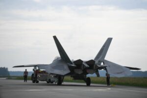 23.08.2022. Łask. Samolot F-22 Raptor prezentowany w siedzibie 32. Bazy Lotnictwa Taktycznego w Łasku / Fot. PAP/Grzegorz Michałowski