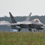 23.08.2022. Łask. Samolot F-22 Raptor prezentowany w siedzibie 32. Bazy Lotnictwa Taktycznego w Łasku / Fot. PAP/Grzegorz Michałowski