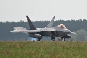 23.08.2022. Łask. Samolot F-22 Raptor prezentowany w siedzibie 32. Bazy Lotnictwa Taktycznego w Łasku / Fot. PAP/Grzegorz Michałowski