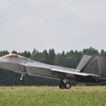 23.08.2022. Łask. Samolot F-22 Raptor prezentowany w siedzibie 32. Bazy Lotnictwa Taktycznego w Łasku / Fot. PAP/Grzegorz Michałowski