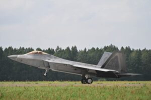 23.08.2022. Łask. Samolot F-22 Raptor prezentowany w siedzibie 32. Bazy Lotnictwa Taktycznego w Łasku / Fot. PAP/Grzegorz Michałowski