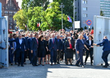 31.08.2022. Gdańsk. Uczestnicy przemarszu spod historycznej bramy nr 2 Stoczni Gdańskiej pod siedzibę Europejskiego Centrum Solidarności w Gdańsku / Fot. Adam Warżawa - PAP