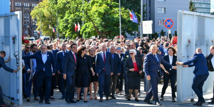 31.08.2022. Gdańsk. Uczestnicy przemarszu spod historycznej bramy nr 2 Stoczni Gdańskiej pod siedzibę Europejskiego Centrum Solidarności w Gdańsku / Fot. Adam Warżawa - PAP