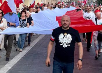 01.08.2022. Warszawa. Poseł Mariusz Gosek podczas Marszu Powstania Warszawskiego / źródło: Mariusz Gosek - Facebook