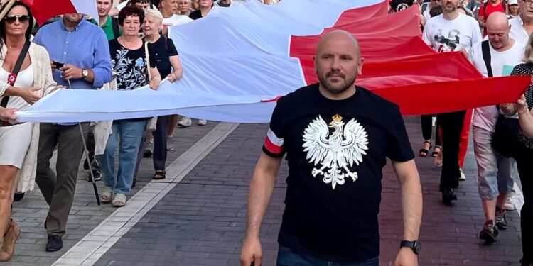 01.08.2022. Warszawa. Poseł Mariusz Gosek podczas Marszu Powstania Warszawskiego / źródło: Mariusz Gosek - Facebook