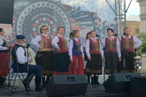 Zespół śpiewaczy Echo Łysicy promował gminę Bieliny na krakowskim rynku / fot. Gmina Bieliny