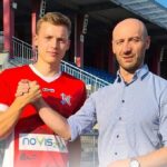 Na zdjęciu (od lewej): Jakub Kałaska i Sławomir Gągorowski - wiceprezes Wisły Sandomierz / Fot. SKS WISŁA Sandomierz - Facebook