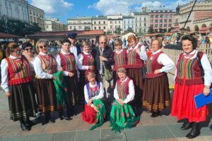 Zespół śpiewaczy Echo Łysicy promował gminę Bieliny na krakowskim rynku / fot. Gmina Bieliny