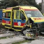 Karetka wypadła z drogi i zdemolowała cmentarz - Radio Kielce