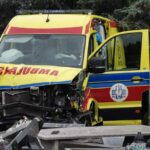 Karetka wypadła z drogi i zdemolowała cmentarz - Radio Kielce