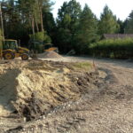 Pomnik upamiętni zapomniane zwycięstwo oddziałów NSZ - Radio Kielce 25.08.2022. Henryków. Miejsce gdzie pomnik upamiętniający wydarzenia z września 1944 r. / Fot. Tomasz Warzyński