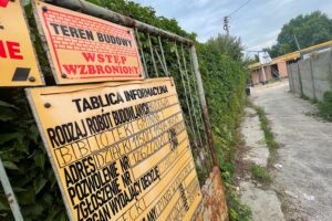 22.08.2022. Chęciny. Budowa biblioteki / Fot. Wiktor Taszłow - Radio Kielce