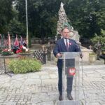 15.08.2022. Sandomierz. 102. Rocznica Bitwy Warszawskiej. Przemawia poseł Marek Kwitek. / Fot. Grażyna Szlęzak - Radio Kielce