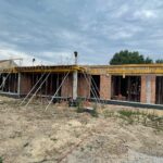 22.08.2022. Chęciny. Budowa biblioteki / Fot. Wiktor Taszłow - Radio Kielce