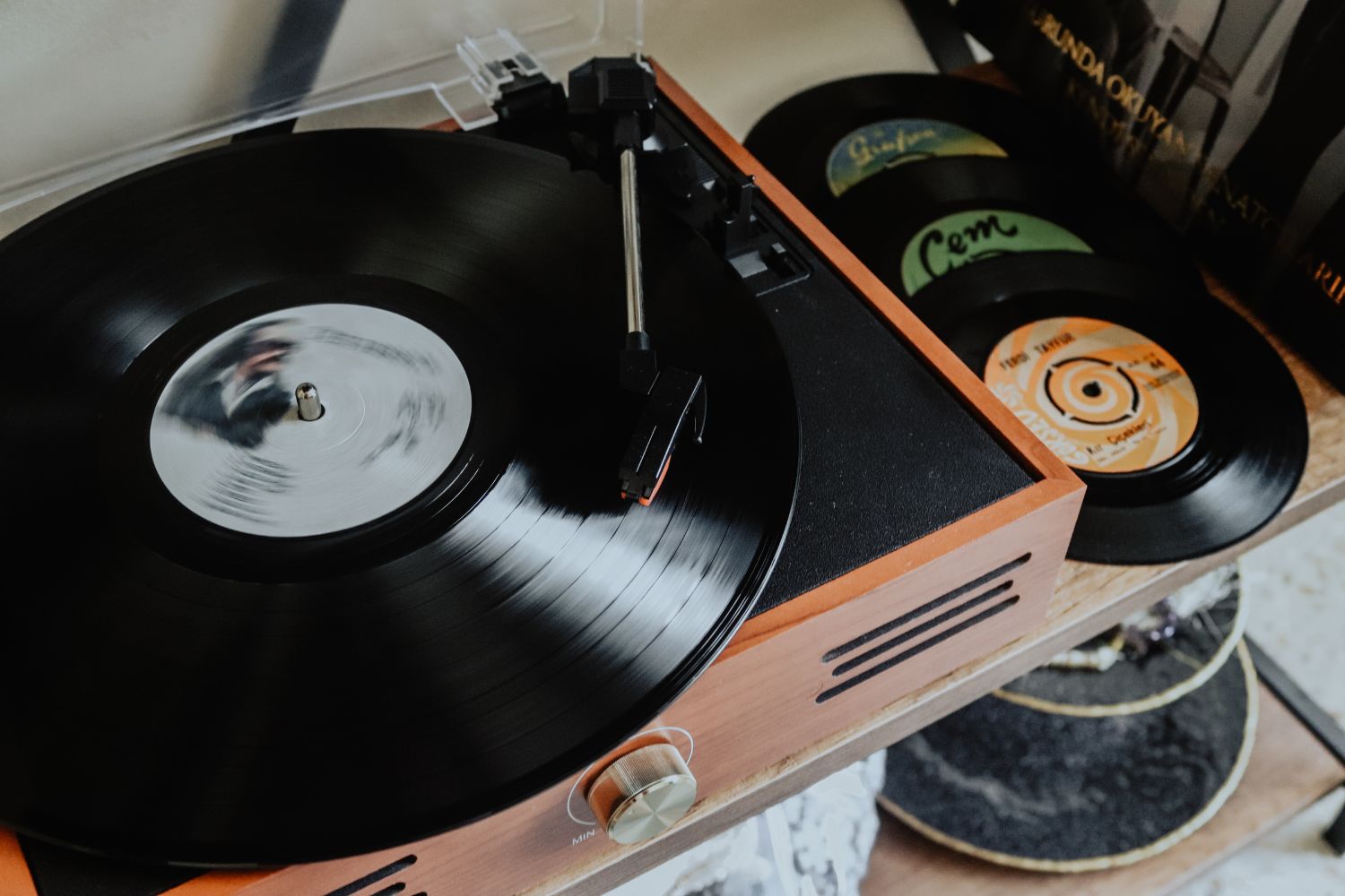 40 lat temu zaprezentowano pierwszą płytę CD - Radio Kielce Płyta winylowa / Fot. Canva